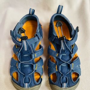 Keen water shoes/ hiking sandal